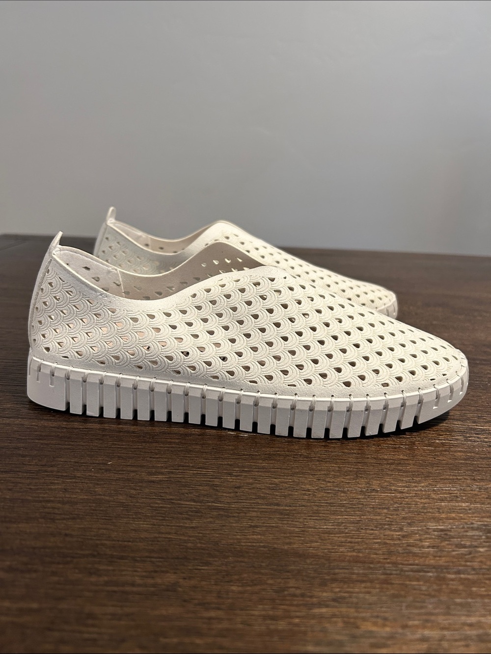 Project cloud memory foam women’s SZ 8 Slip-On Perforated Casual Shoes in Cream. - Picture 4 of 11